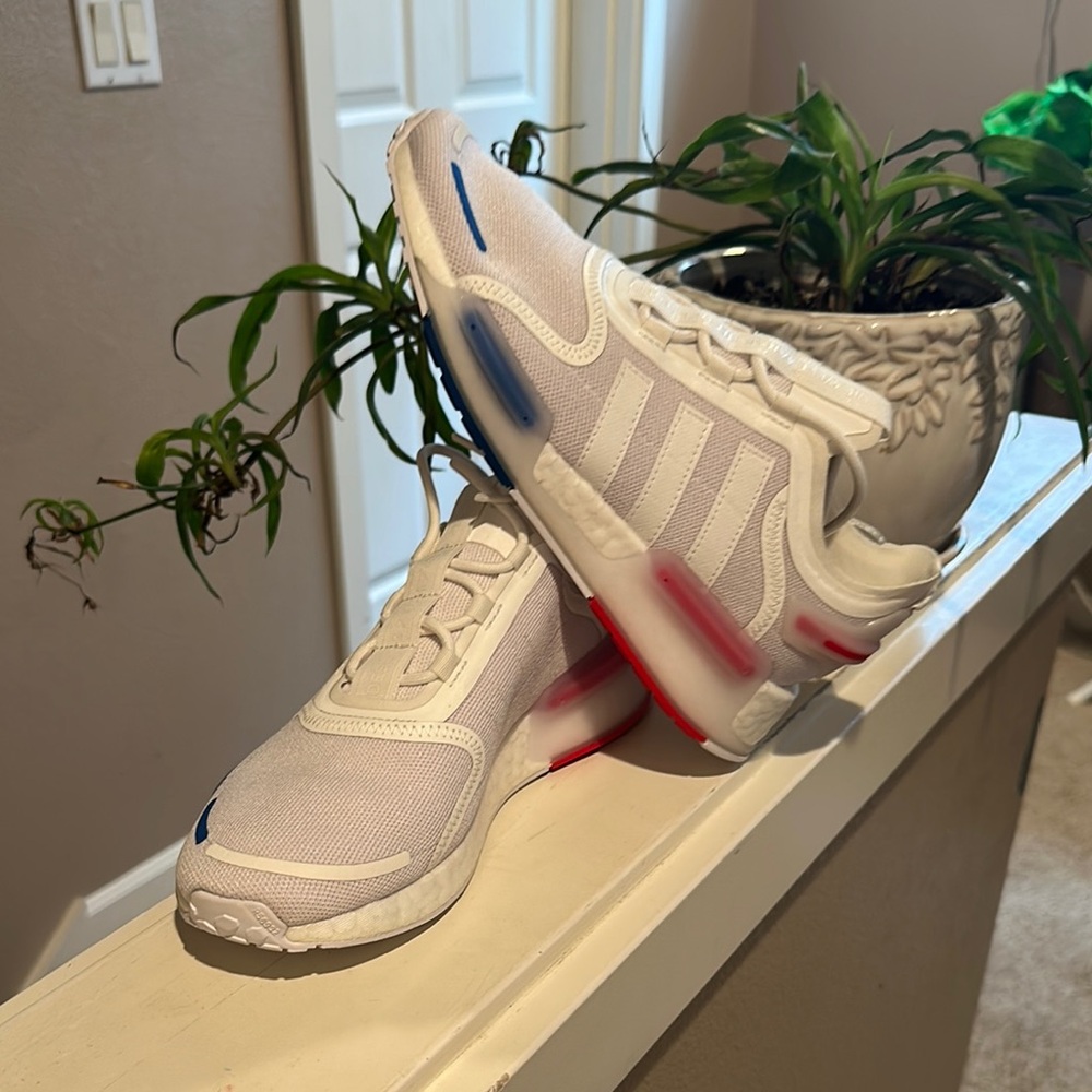 Adidas NMD V3 J Cloud White/Red/Blue Youth size 6.5. GZ4312